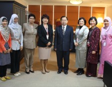 Mr. Songsak Saichewa, the Minister and Deputy Chief of Mission for the Royal Thai Embassy in Malaysia (fourth from right) and Prof. Dr Lee Chai Buan, UCSI University’s Deputy Vice Chancellor for International Relations and Postgraduate Studies together wi