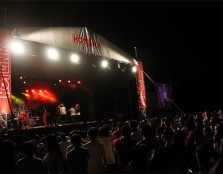 Students and members of the public celebrate the University’s 25th Anniversary with Unifest 2011.