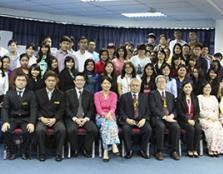  GROUP PORTRAIT (Front row): UCSI University Sarawak Campus COO Dr Lu Huong Ying (fourth from left); UCSI University Vice-Chancellor and President Senior Professor Dato' Dr Khalid Yusoff; and Deputy Vice-Chancellor of Academic Affairs Professor Dr Teoh Ko