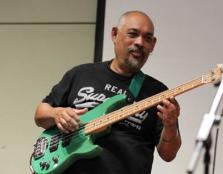 Andy Peterson brings his favourite G&L L-2000 on stage to demonstrate his impeccable playing techniques to the rapt audience.