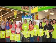 Members of the UCSI University Consumer Movement Club took part in Rotary's nationwide"I Choose to Reuse" campaign