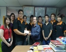 Together with the club advisors, the organizing chairperson, Toh Tze Kang(third from the left)receiving sponsorship from Penghulu Tan Heng Kee(fifth from the right)