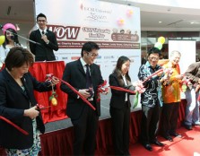 Dignitarie​s of UCSI University cut the ribbon to open the UCSI University WOW Food Fair 2011 together with event organizers at Empire Shopping Gallery in Subang Jaya.