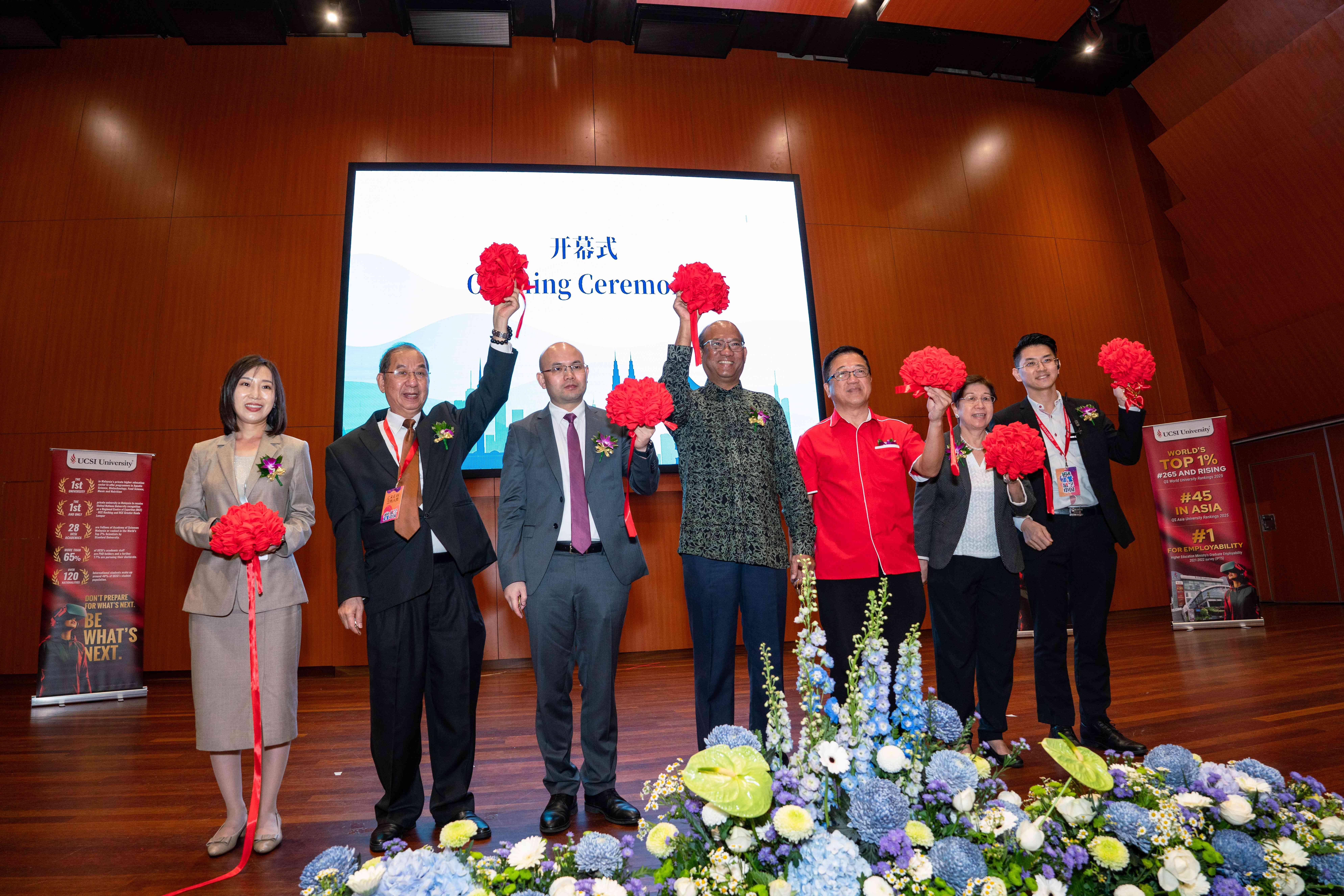 From left: Li Pan, Chinese Plus/ Wuzhou Hanfeng Network Technology Beijing Marketing deputy director, Dato’ Goh Hin San, Malaysia Han Culture Centre president, Dr Chen Xiaofei, Guizhou Education Association for International Exchange secretary-general, Datuk Azman Mohd Yusof, Human Resources Ministry secretary-general, Dato’ Peter Ng, UCSI University Council chairman, Distinguished Prof Dr Phang Siew Moi and Alex Yong, Malaysia Han Culture Centre general manager.